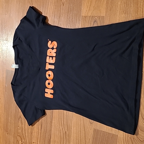 Hooter's black short sleeve t-shirt - Picture 2 of 11